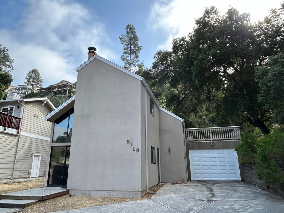 8116 Cove Ln in Bradley, CA - Building Photo