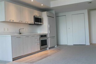 45 SW 9th St in Miami, FL - Building Photo