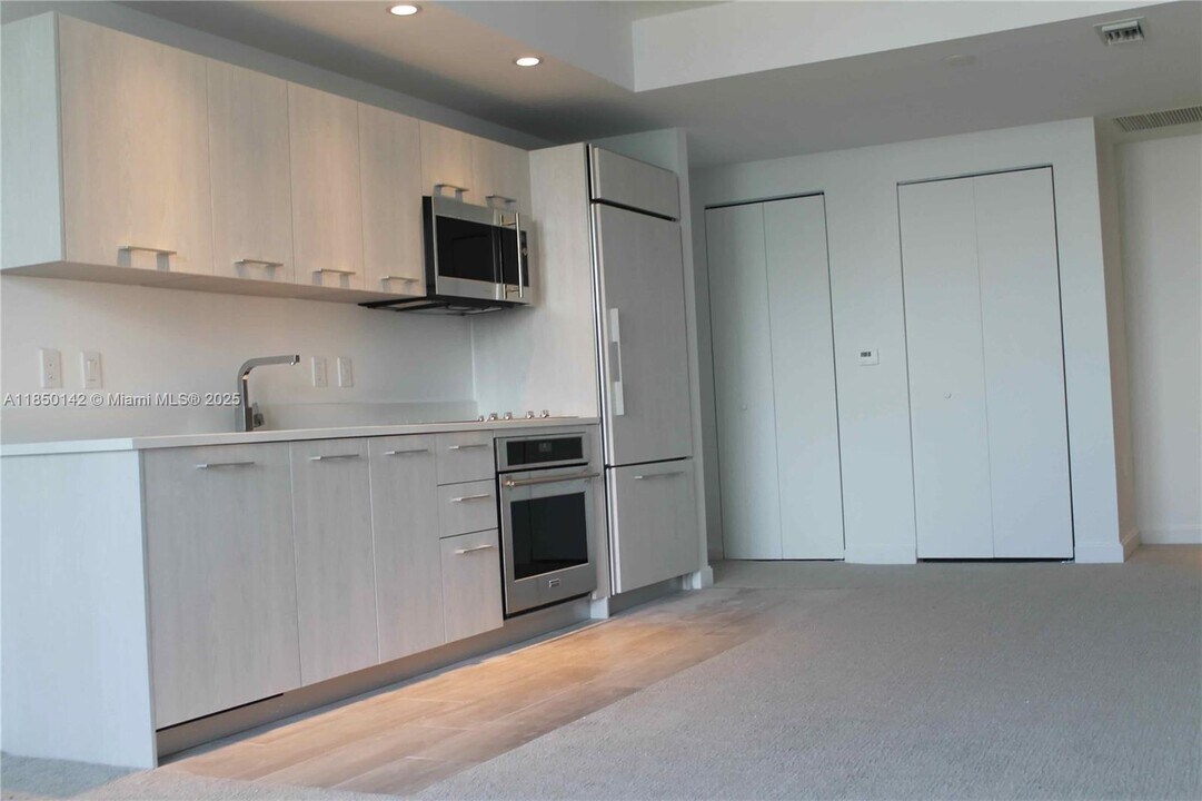 45 SW 9th St in Miami, FL - Building Photo