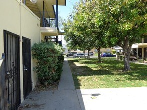 1217 W Rosewood Ct in Ontario, CA - Foto de edificio - Building Photo