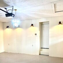 418 S Marginal Rd in Jericho, NY - Building Photo - Building Photo