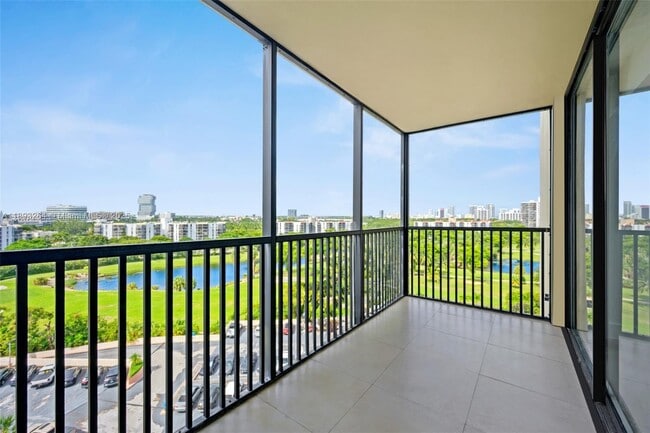 20301 W Country Club Dr, Unit 1122 in Aventura, FL - Building Photo - Building Photo