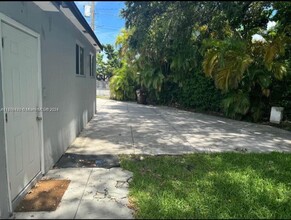 106 SE 4th Ave in Hialeah, FL - Building Photo - Building Photo