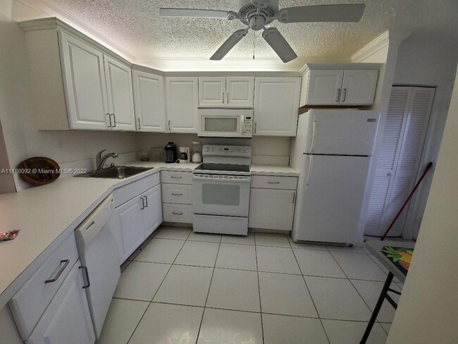 1750 NE 191st St-Unit -105 in Miami, FL - Building Photo - Building Photo