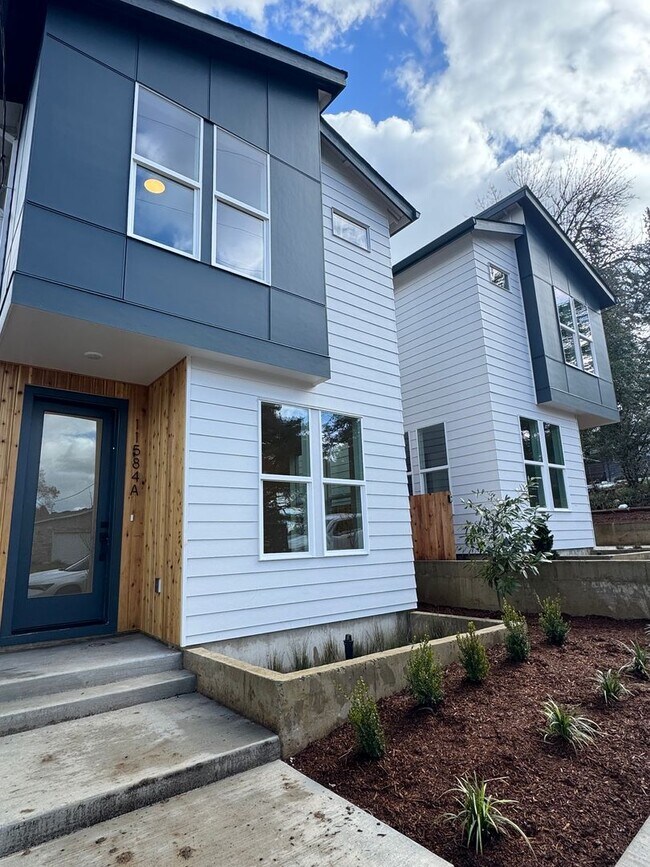 11584 SW 47th Ave in Portland, OR - Building Photo - Building Photo