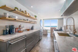 723 Palisades Beach Rd in Santa Monica, CA - Building Photo - Building Photo