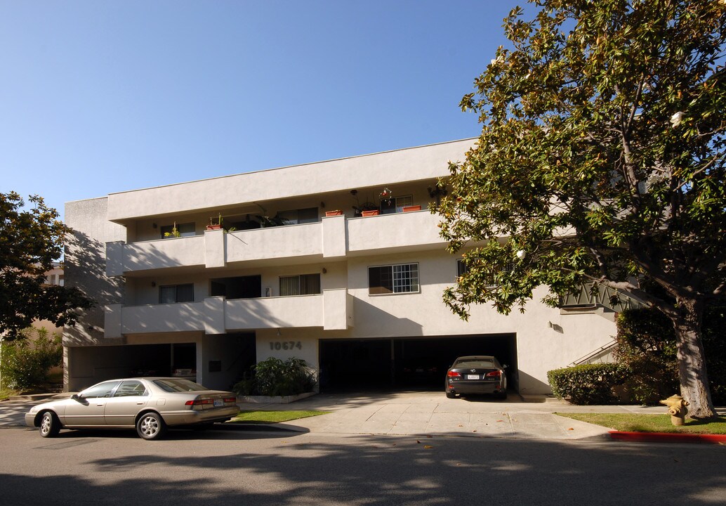 10674 Holman Ave in Los Angeles, CA - Foto de edificio