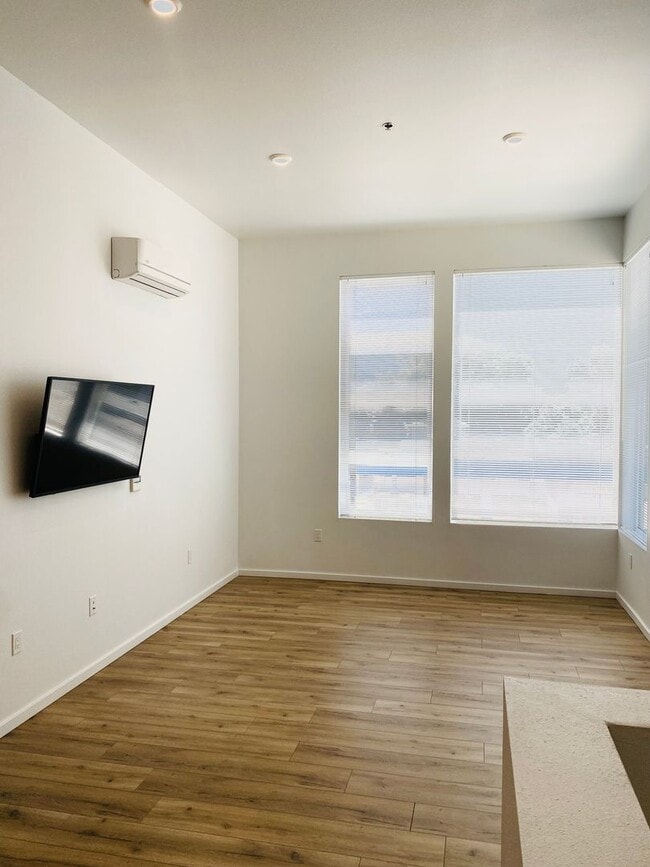 The URBAN - Reserve for Summer 2026! Luxury Student Housing Complex, Individual and group lease o