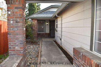 9435 Soaring Oaks Dr in Elk Grove, CA - Building Photo - Building Photo