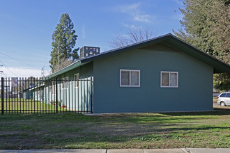 Cazares Terrace II in Huron, CA - Building Photo - Building Photo