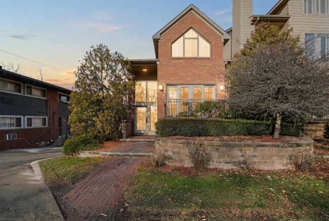 property at 934 W Huron St