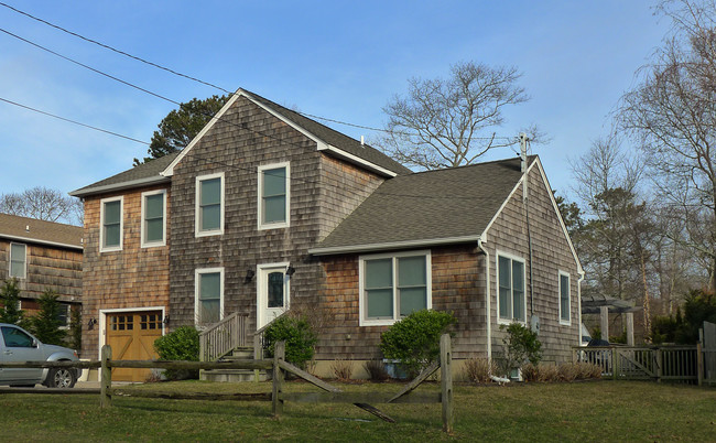 16 Ocean Ave in Hampton Bays, NY - Building Photo - Building Photo