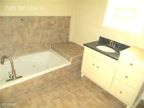 7305 SW 12th St in Des Moines, IA - Building Photo - Building Photo