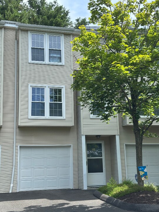 380 Hitchcock Rd in Waterbury, CT - Building Photo