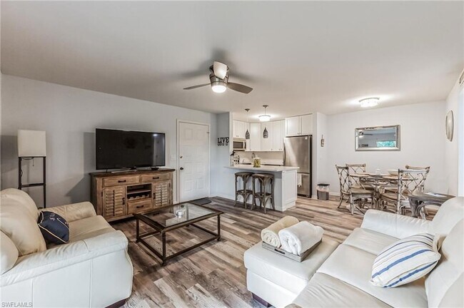 8081 S Woods Cir, Unit 10 in Ft. Myers, FL - Building Photo - Building Photo