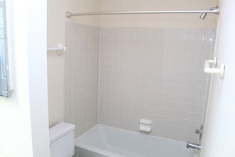 2241 Hedgerow Rd, Unit D in Columbus, OH - Building Photo - Building Photo