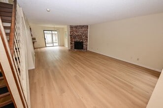 4718 E Alamos Ave in Fresno, CA - Foto de edificio - Building Photo