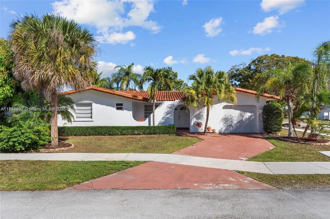 16665 SW 93rd Ct in Palmetto Bay, FL - Building Photo
