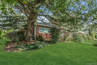 260 Oak Ridge Ln in Albertson, NY - Building Photo - Building Photo