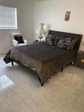 541 Blue Heron Dr in Hallandale Beach, FL - Building Photo - Building Photo