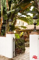 1800 Outpost Dr in Los Angeles, CA - Building Photo