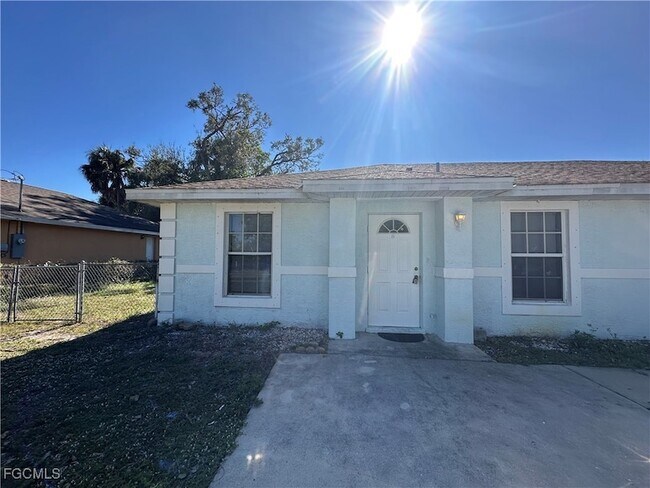 3120 Economy St, Unit B in Ft. Myers, FL - Building Photo - Building Photo