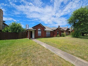 452 Chestnut Ln in Desoto, TX - Building Photo - Building Photo