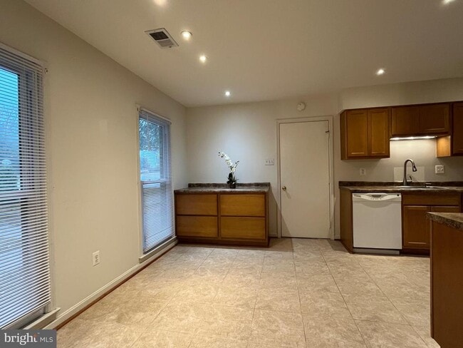 12701 Pinecrest Rd in Herndon, VA - Building Photo - Building Photo