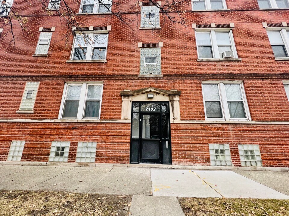 2102 W 37th St, Unit 2R in Chicago, IL - Foto de edificio