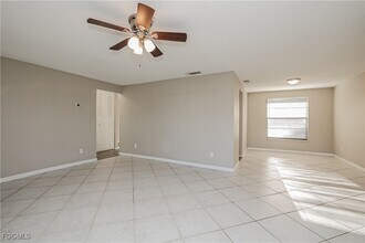 9292 Mooring Cir in Ft. Myers, FL - Building Photo - Building Photo