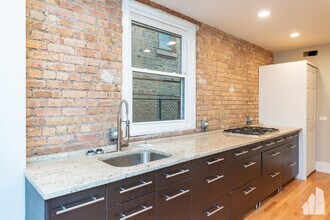 1122 W Addison St, Unit Garden in Chicago, IL - Building Photo - Building Photo