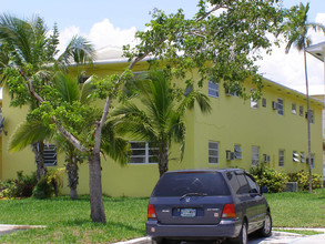 Bella Vista in North Miami Beach, FL - Building Photo - Building Photo