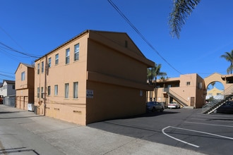 6757-6765 El Cajon Blvd in San Diego, CA - Foto de edificio - Building Photo