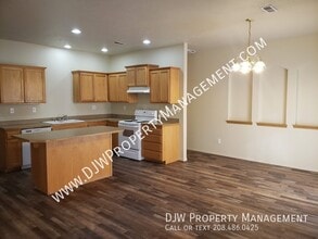 8460 W Salt Creek Ct in Boise, ID - Building Photo - Building Photo