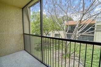 434 Lakeview Dr in Weston, FL - Building Photo - Building Photo