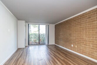 Whitestone at Landmark in Alexandria, VA - Foto de edificio - Interior Photo
