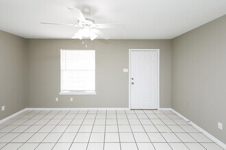 8911 McPherson Rd, Unit 2D in Laredo, TX - Building Photo - Building Photo