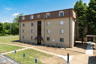 Versailles Apartments in St. Louis, MO - Foto de edificio - Building Photo