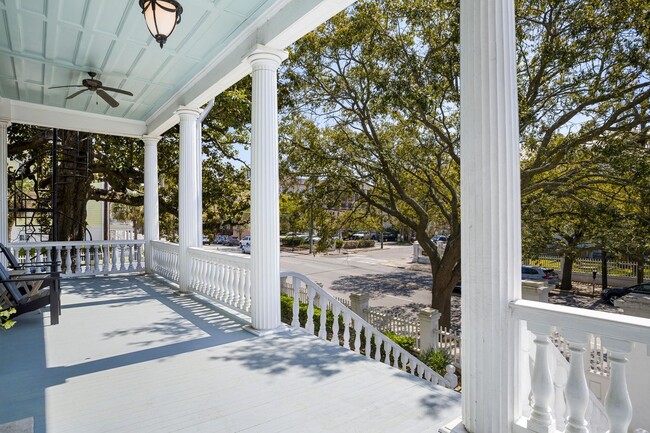 214 Calhoun St in Charleston, SC - Foto de edificio - Building Photo