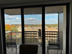 6800 Fleetwood Rd, Unit #905 in McLean, VA - Building Photo - Building Photo