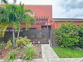 1660 Fairway Rd in Pembroke Pines, FL - Building Photo
