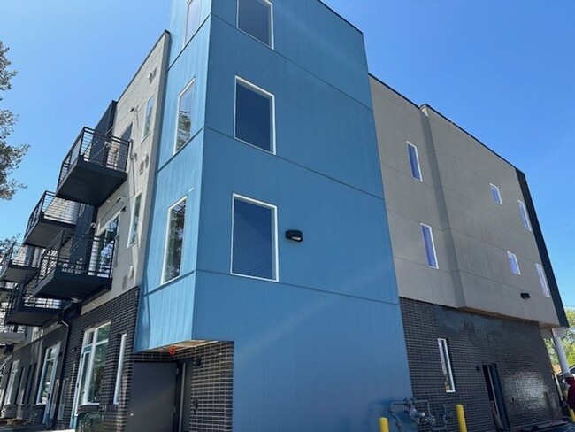 Poplar Place - Stunning Boutique Apartments in Denver, CO - Foto de edificio - Building Photo