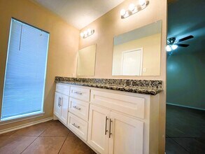5615 Lynngate Dr in Spring, TX - Building Photo - Building Photo