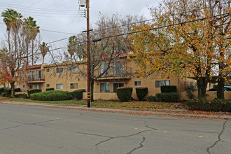 Hacienda Apartments in Yuba City, CA - Foto de edificio - Building Photo