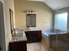 8012 Stone Ridge Dr in Plano, TX - Foto de edificio - Building Photo