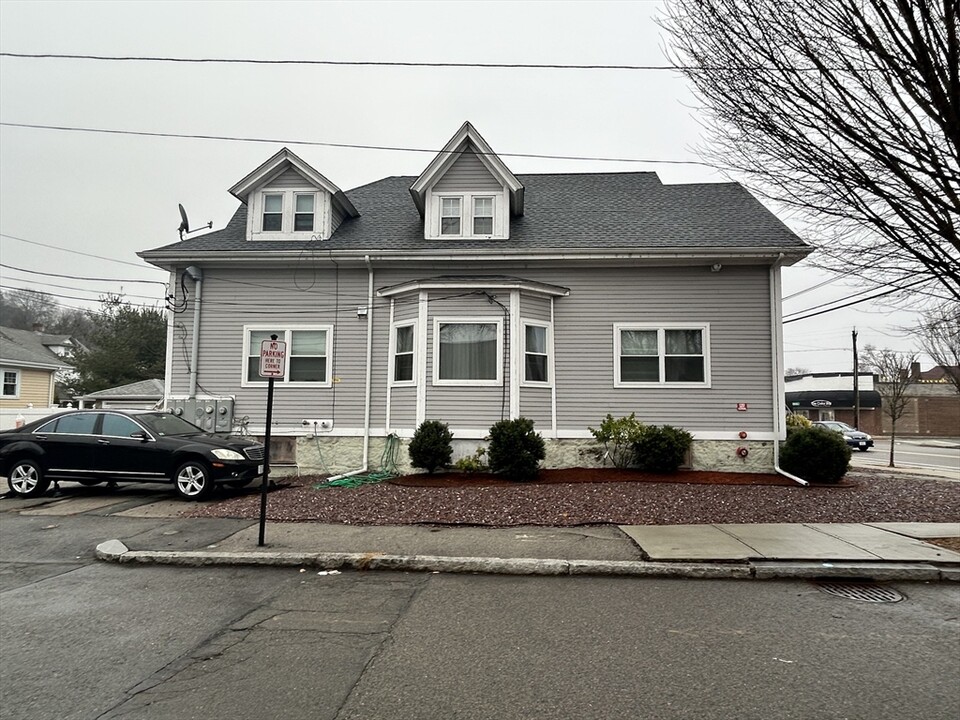 657 Adams St, Unit 2 in Quincy, MA - Building Photo