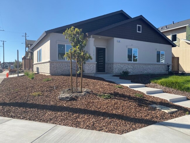 2002 Camino del Prado in Santa Rosa, CA - Foto de edificio - Building Photo