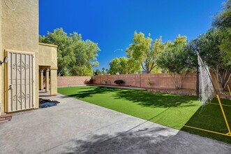 8125 Chestnut Hollow Ave in Las Vegas, NV - Building Photo - Building Photo