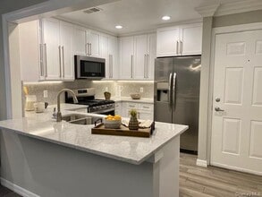 40 Westwood Dr in Westbury, NY - Building Photo - Building Photo
