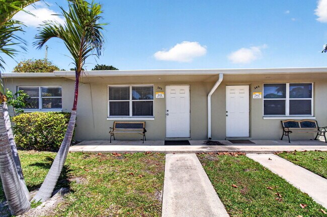 240 SW 15th Ave in Delray Beach, FL - Building Photo - Building Photo